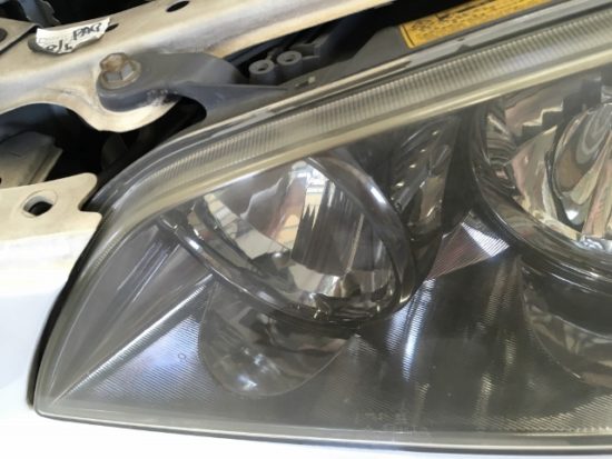 トヨタアルテッツァのヘッドライトクラック除去前の状態